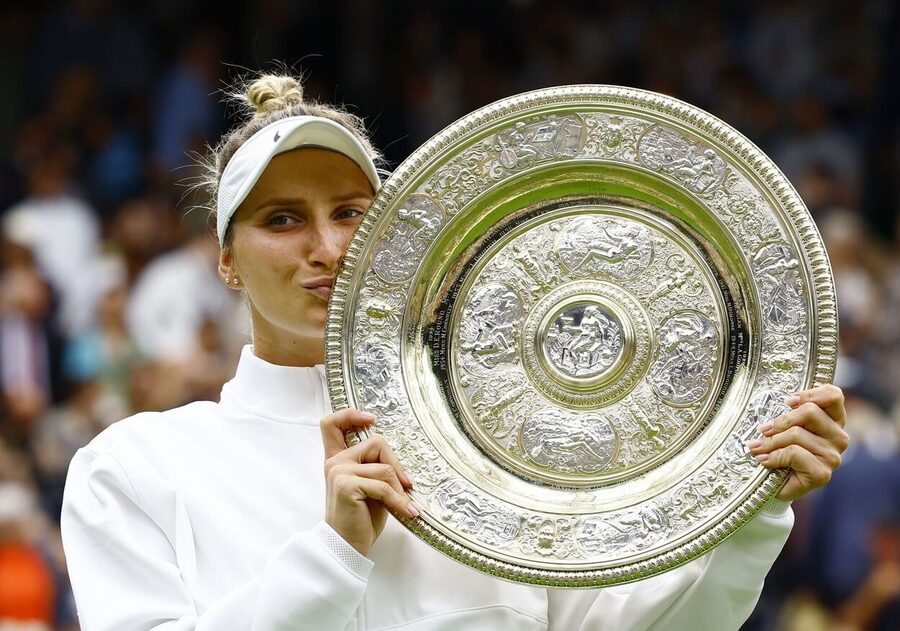 Markéta Vonroušová s trofejí pro vítězku Wimbledonu 2023