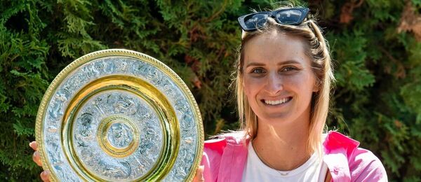 Vítězka Wimbledonu 2023 Markéta Vondroušová pózuje s trofejí po tiskové konferenci