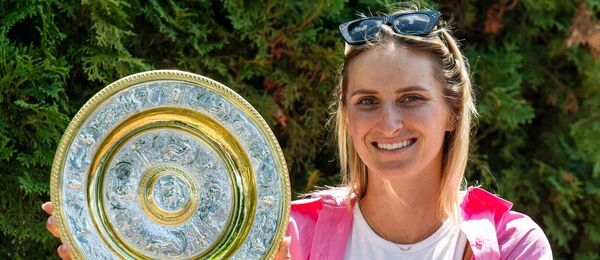 Vítězka Wimbledonu 2023 Markéta Vondroušová pózuje s trofejí po tiskové konferenci