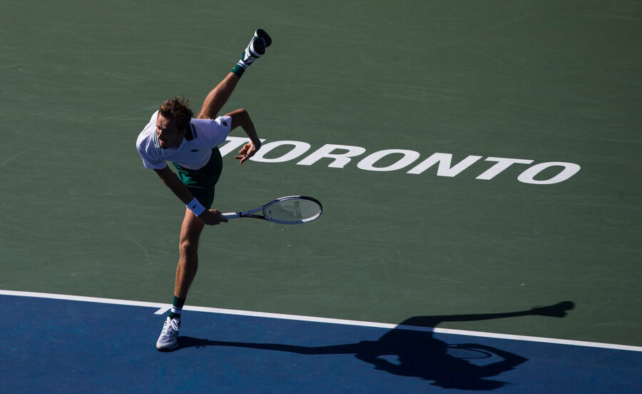 Tenista Daniil Medveděv podává ve vítězném finále turnaje ATP Masters 1000 Toronto - Canadian Open