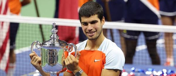 Tenis, grandslam US Open v New Yorku, Carlos Alcaraz s pohárem pro vítěze turnaje