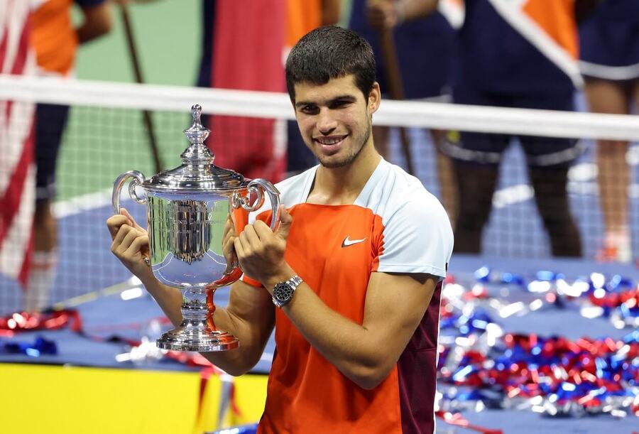 Tenis, grandslam US Open v New Yorku, Carlos Alcaraz s pohárem pro vítěze turnaje