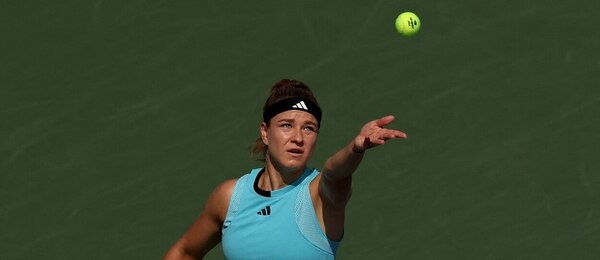 Tenis, grandslam US Open v New Yorku, Karolína Muchová podává během 2. kola