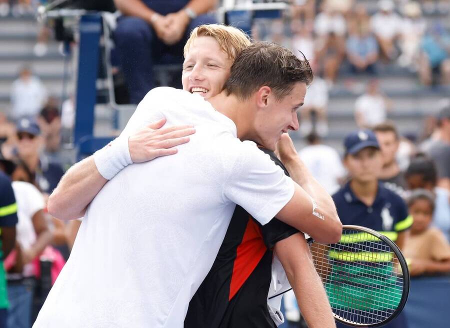 Český tenista Jakub Menšík - v bílém - slaví postup do hlavní soutěže US Open 2023 - sledujte dnes tenis Menšík vs Fritz živě