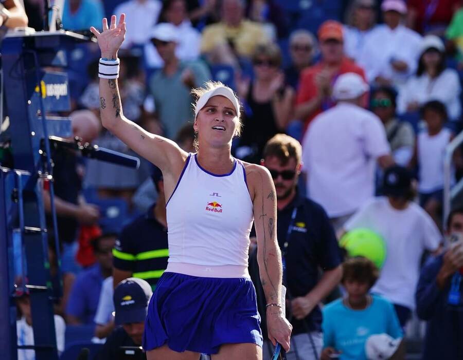 Česká tenistka Markéta Vondroušová zdraví diváky po postupu do 3. kola US Open 2023 - sledujte dnes tenis Vondroušová vs Alexandrova zive