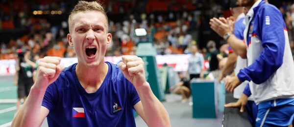Jiří Lehečka oslavuje vítězství Česka nad Španělskem v Davis Cupu 2023