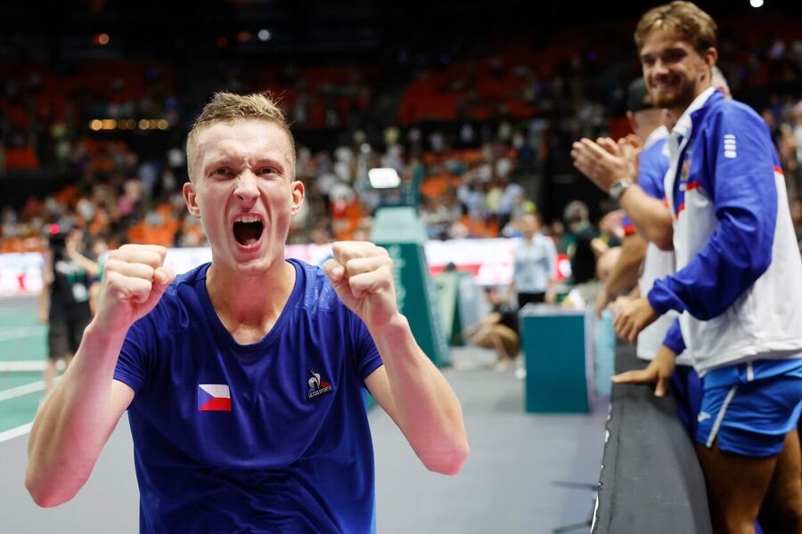 Jiří Lehečka oslavuje vítězství Česka nad Španělskem v Davis Cupu 2023