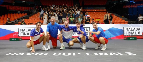 Tenis, Davis Cup, český tým Lehečka, Macháč, Menšík, Pavlásek a kapitán Návratil se radují z postupu do finále v Málaze