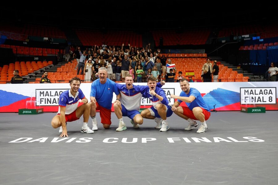 Tenis, Davis Cup, český tým Lehečka, Macháč, Menšík, Pavlásek a kapitán Návratil se radují z postupu do finále v Málaze