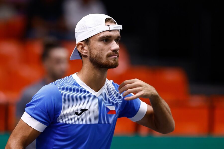 Tenis, ATP, Tomáš Macháč během Davis Cupu 2023 ve Valencii, zápas s Jižní Koreou