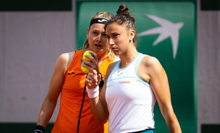 Tenis, WTA, Marie Bouzková a Sara Sorribes Tormo během Roland Garros - French Open v Paříži