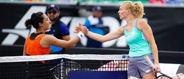Tenistky Martina Trevisan a Kateřina Siniaková po vzájemném zápase v Mexiku - další utkání Siniaková a Trevisan hrají dnes na WTA 250 Hong Kong