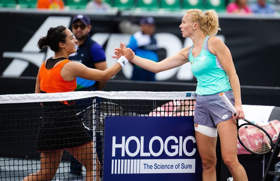 Tenistky Martina Trevisan a Kateřina Siniaková po vzájemném zápase v Mexiku - další utkání Siniaková a Trevisan hrají dnes na WTA 250 Hong Kong