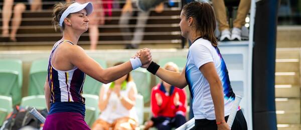 Tenis, WTA, Barbora Krejčíková a Daria Kasatkina po vzájemném zápase v Adelaide, dnes Krejčíková a Kasatkina hrají v semifinále WTA 250 Zhengzhou