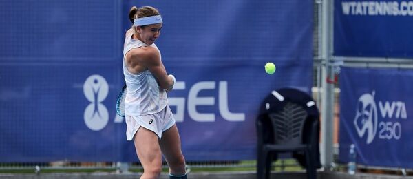 Tenistka Nikola Bartůňková během kvalifikace na turnaj WTA 250 Prague Open 2023