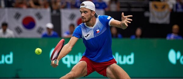 Český tenista Tomáš Macháč během zápasu Davis Cupu proti Jižní Koreji, dnes Macháč hraje osmifinále ATP Stockholm proti Wawrinkovi