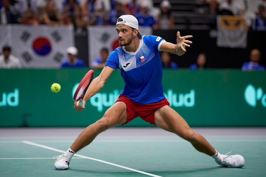 Český tenista Tomáš Macháč během zápasu Davis Cupu proti Jižní Koreji, dnes Macháč hraje osmifinále ATP Stockholm proti Wawrinkovi