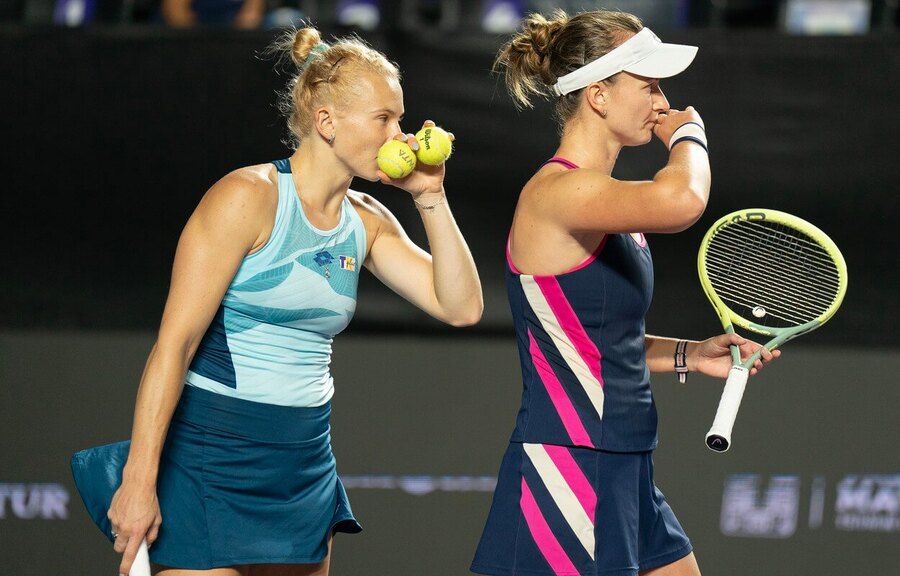 Kateřina Siniaková a Barbora Krejčíková ve druhém zápase na Turnaji mistryň 2023 v Cancúnu v Mexiku