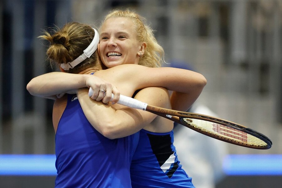 Tenis, BJK Cup 2023, Barbora Krejčíková a Kateřina Siniaková se radují po postupu české fedcupové reprezentace do semifinále