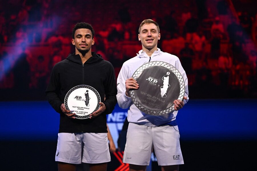 Tenis, ATP, Arthur Fils (vlevo) a Hamad Medjedovic po finále NextGen ATP Finals, Jeddah, Saúdská Arábie