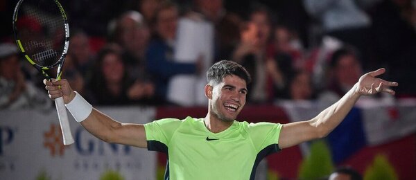 Tenis, Carlos Alcaraz během exhibičního zápasu v Mexiku proti Tommy Paulovi