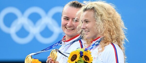 České tenistky Barbora Krejčíková a Kateřina Siniaková se zlatými medailemi z letních olympijských her