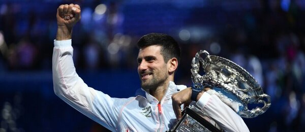 Tenis, grandslam Australian Open, Novak Djokovič s pohárem pro vítěze, Melbourne