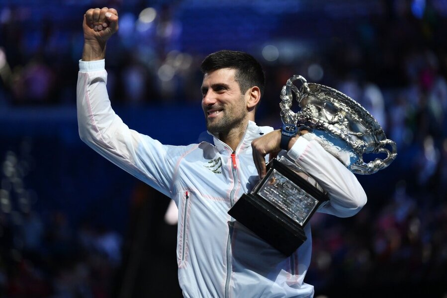 Tenis, grandslam Australian Open, Novak Djokovič s pohárem pro vítěze, Melbourne