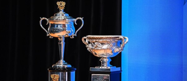 Trofeje pro vítěze ženské a mužské dvouhry na tenisovém grandslamu Australian Open