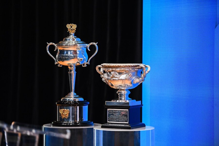 Trofeje pro vítěze ženské a mužské dvouhry na tenisovém grandslamu Australian Open