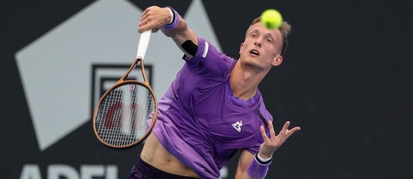 Český tenista Jiří Lehečka na turnaji ATP Adelaide 2024 postoupil až do semifinále, kde ho dnes vyzve Sebastian Korda