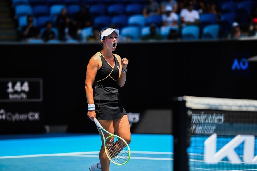 Česká tenistka Barbora Krejčíková v Melbourne oslavuje postup do druhého kola Australian Open 2024, vyzve ji Tamara Korpatsch