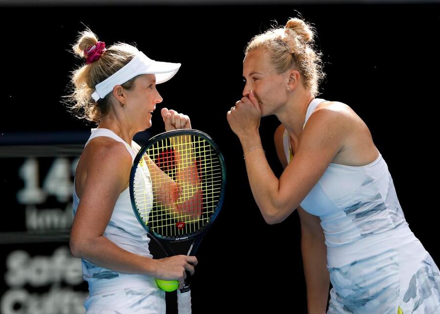 Storm Hunter a Kateřina Siniaková ve vítězném čtvrtfinále čtyřhry na Australian Open 2024 v Melbourne