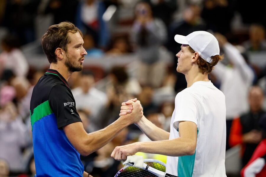 Tenisté Daniil Medveděv a Jannik Sinner po společném finále v Pekingu, o titul ve dvouhře mužů si zahrají také na Australian Open 2024