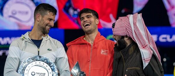 Tenis, exhibice Riyadh Season Tennis Cup, Djokovič a Alcaraz s místním ředitelem Turki Alalshikhem