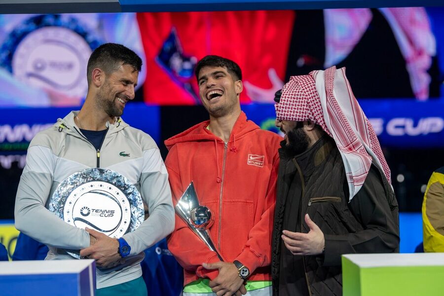 Tenis, exhibice Riyadh Season Tennis Cup, Djokovič a Alcaraz s místním ředitelem Turki Alalshikhem