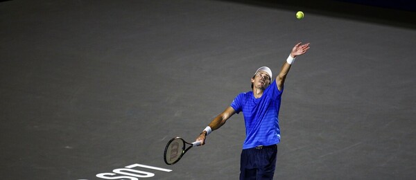 Tenis, ATP, Alex De Minaur podává ve finále na turnaji ATP 250 v mexickém Los Cabos