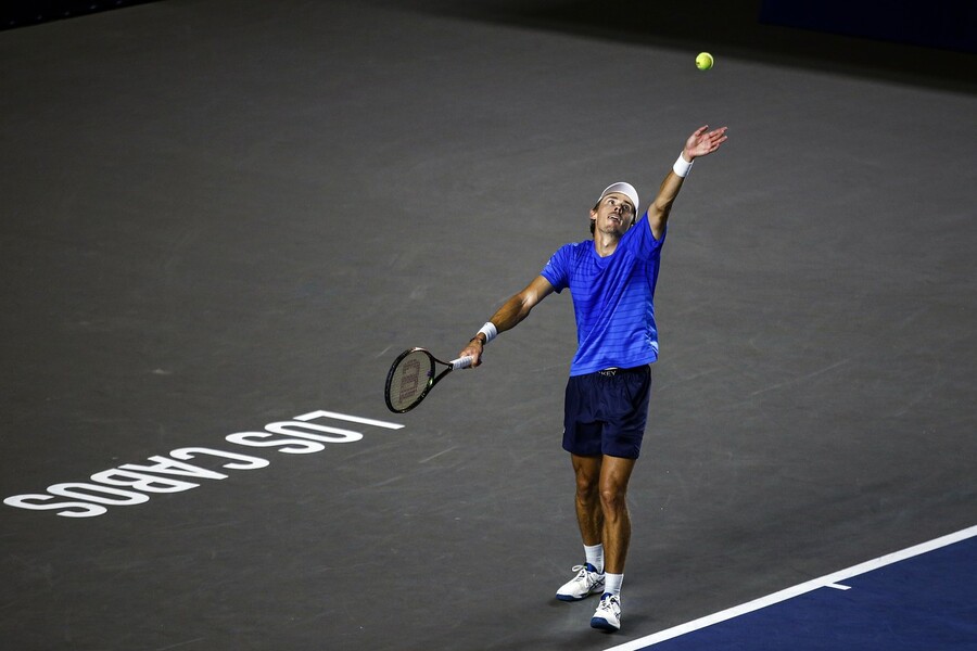 Tenis, ATP, Alex De Minaur podává ve finále na turnaji ATP 250 v mexickém Los Cabos