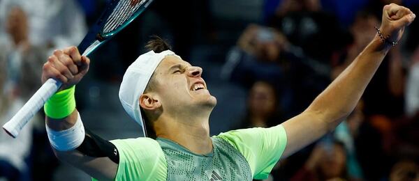 Český tenista Jakub Menšík se raduje po postupu do čtvrtfinále ATP Dauhá 2024, po Andym Murraym ho vyzve Andrey Rublev
