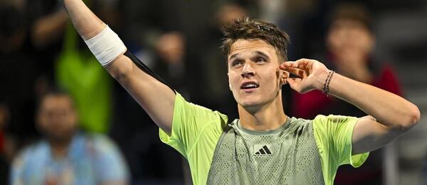 Český tenista Jakub Menšík po vítězství nad Andreyem Rublevem a postupu do semifinále ATP Dauhá 2024 v Kataru