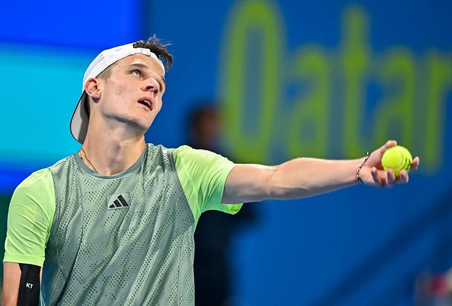 Tenis, ATP, Jakub Menšík na podání během turnaje ATP Dauhá, Katar