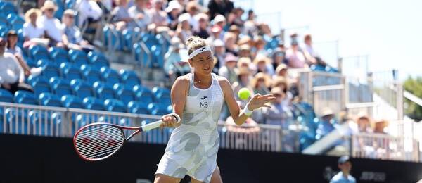 Marie Bouzková na turnaji v Eastbourne