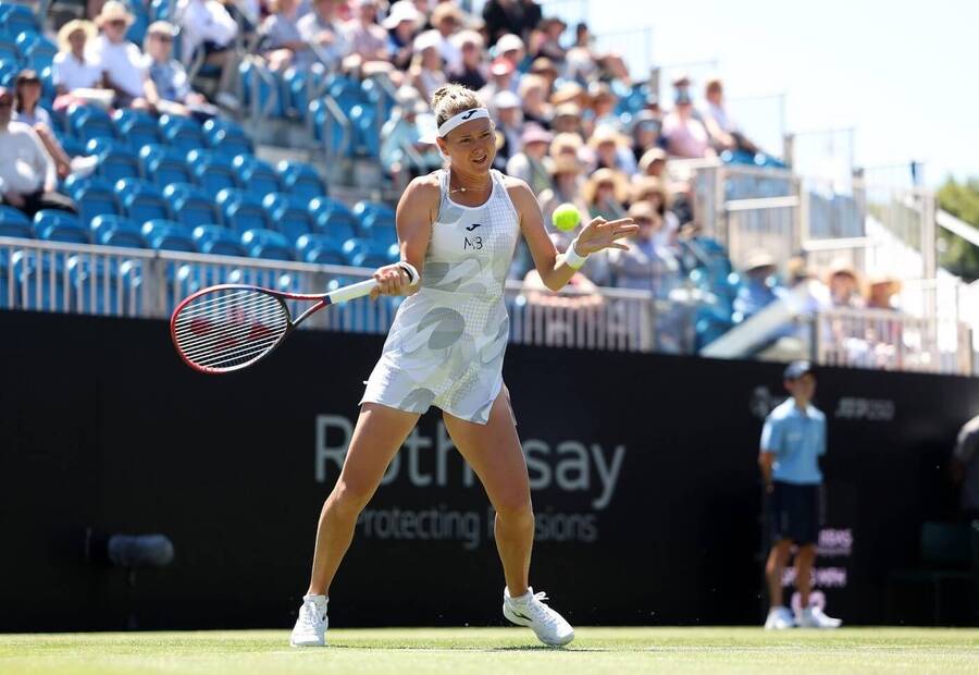 Marie Bouzková na turnaji v Eastbourne