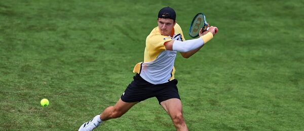 Tenis, ATP, Jakub Menšík během turnaje na Mallorce, tráva