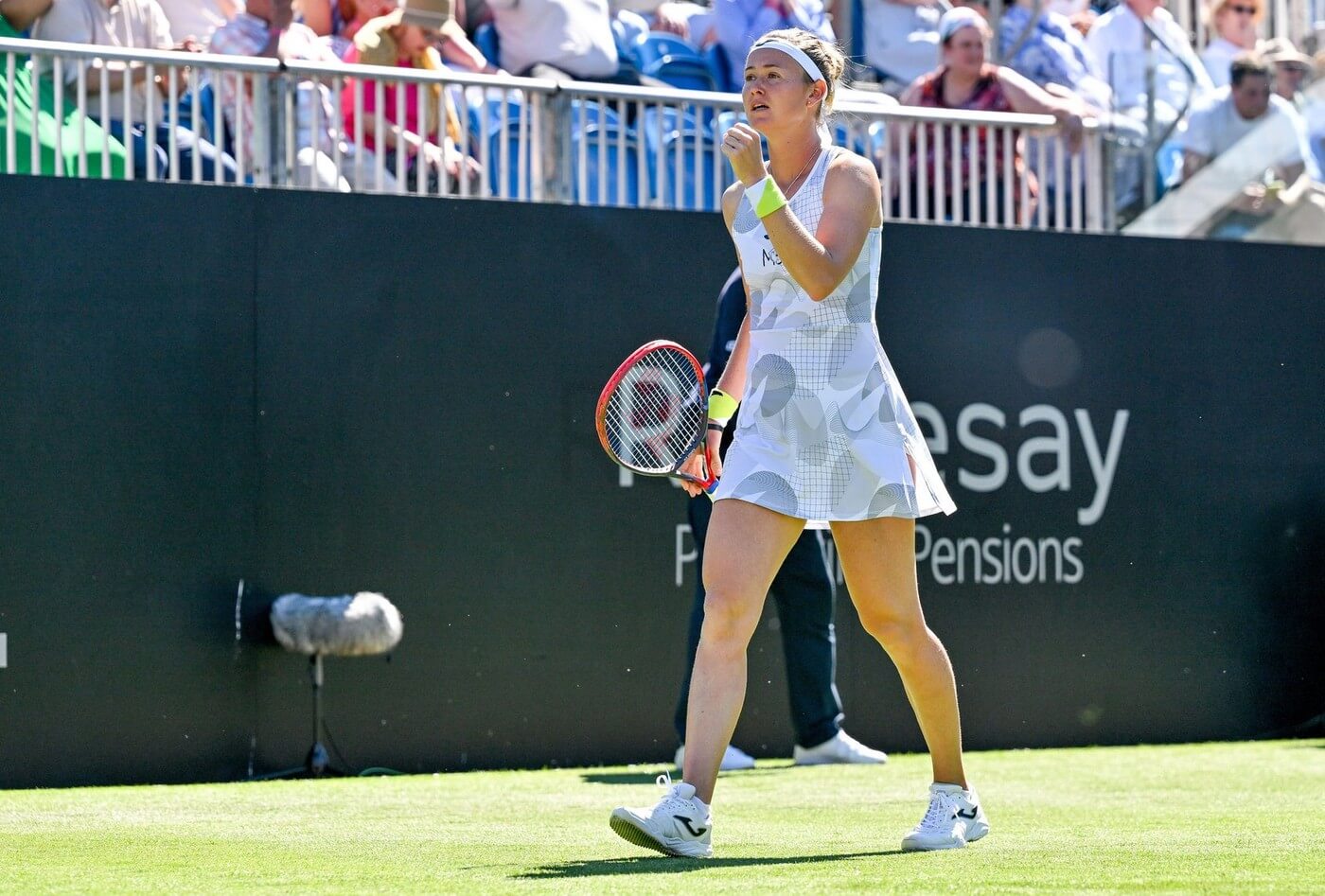 Marie Bouzková na turnaji v Eastbourne