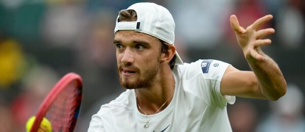 Český tenista Tomáš Macháč v zápase prvního kola loňského Wimbledonu