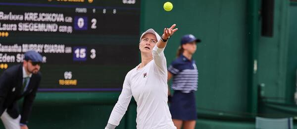 Barbora Krejčíková v utkání čtyřhry na Wimbledonu 2024, dnes ji ve 3. kole dvouhry vyzve Jessica Bouzas Maneiro