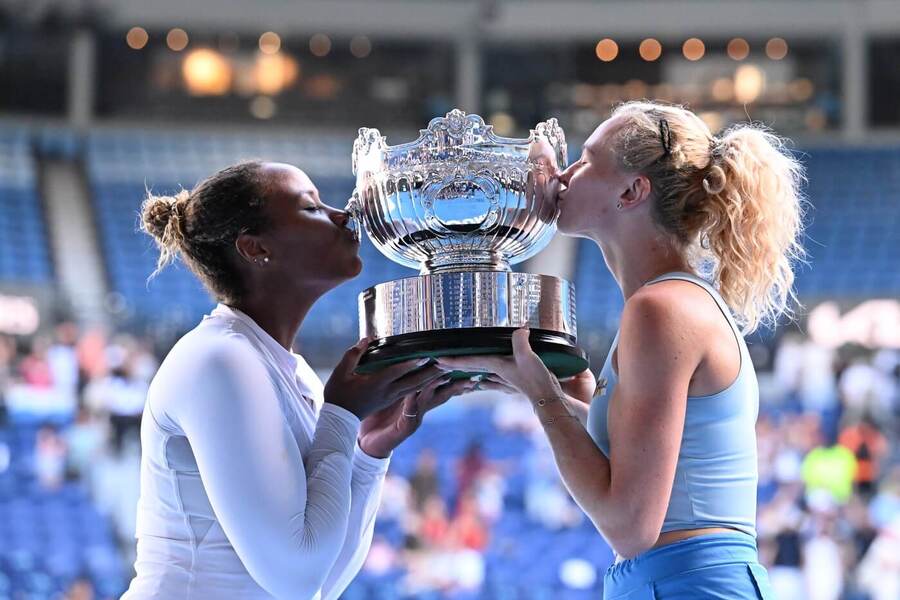 Tenis, WTA, Kateřina Siniaková a Taylor Townsend s pohárem pro vítězky Australian Open