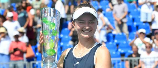Tenistka Barbora Krejčíková s trofejí pro vítězku WTA Prague Open z roku 2021. Jak koupit vstupenky?