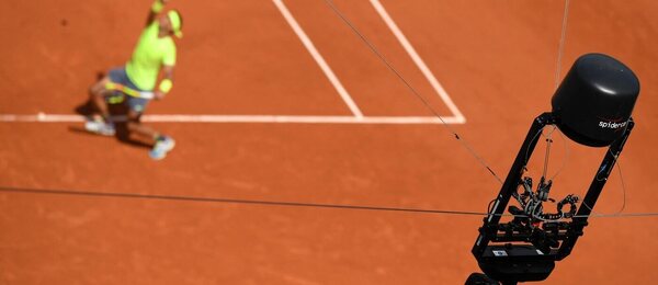 Televizní kamera během zápasu na Roland Garros Stadium v Paříži